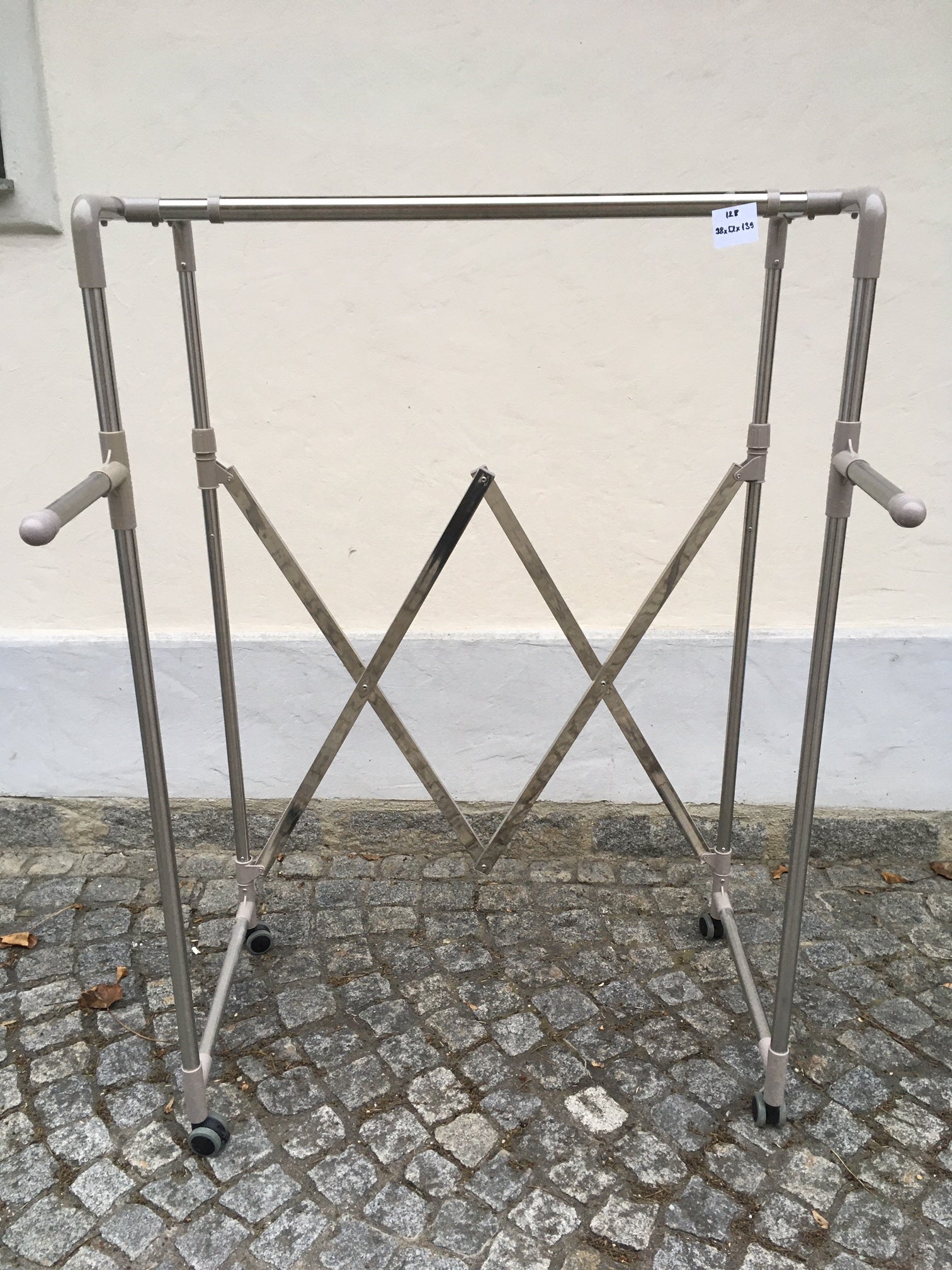1881. Garderobe mit Rolle